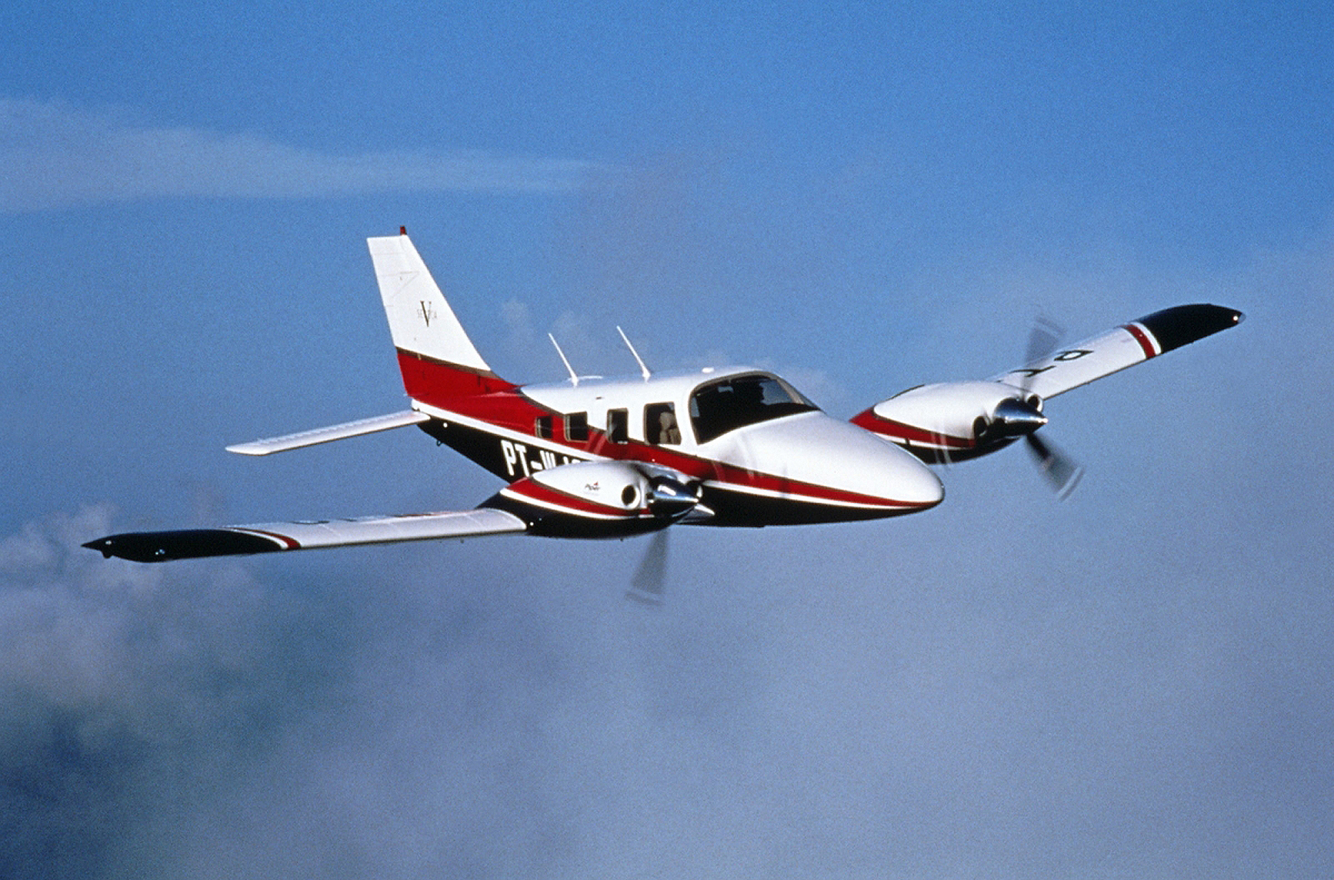 Дальность полета легкомоторного самолета. Piper pa-34 Seneca. Легкомоторный самолет Piper. Piper Seneca v pa34. Легкомоторный самолет "Piper pa-32".